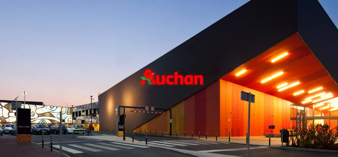 Auchan: HELEXIA firma contrato para implementar cargadores eléctricos