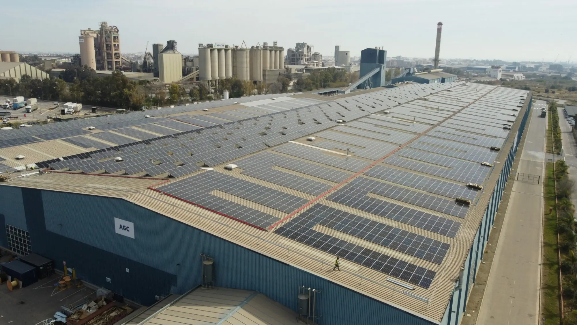 AGC y Helexia ponen en marcha una de las mayores plantas de autoconsumo fotovoltaico sobre cubierta en España